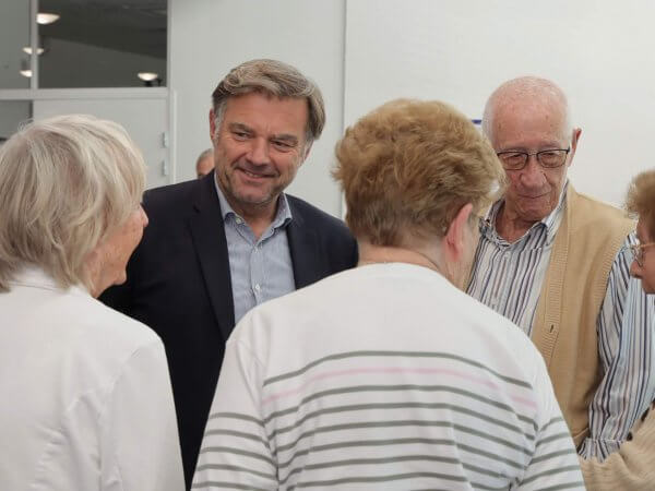 Grande réunion de campagne à Mégacité